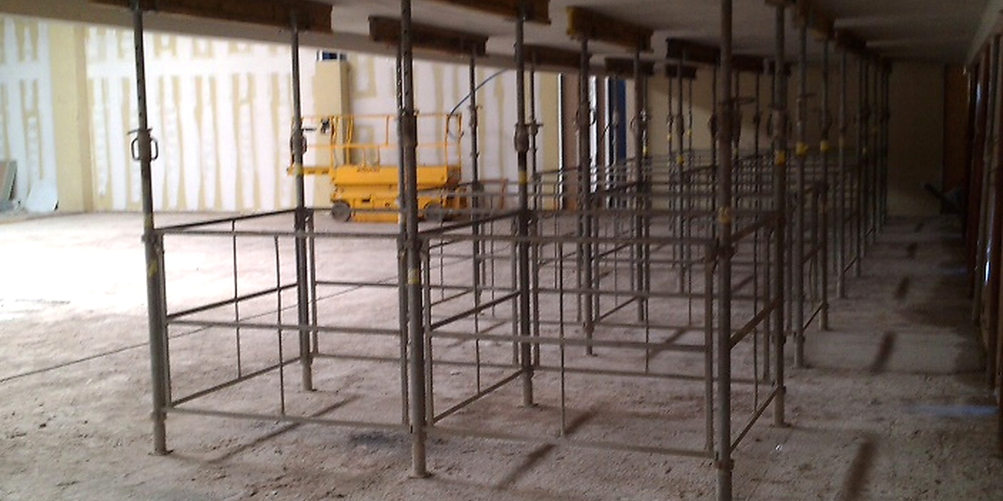 Structure béton armé en cours d'exécution