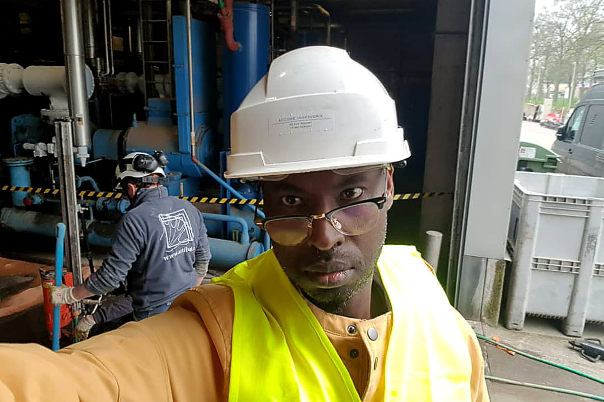 Abdou Ndiaye en suivi d'exécution sur un chantier de forage